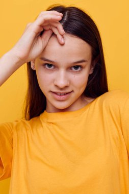 Delikanlı kadın modaya uygun gençlik tarzı giyiniyor.