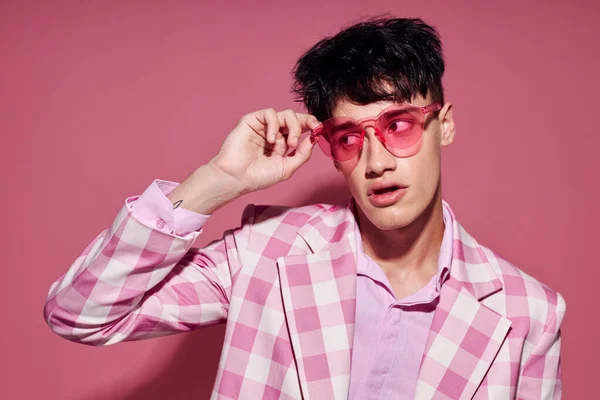 Фото романтичного молодого хлопця впевненість рожева мода блейзер позує рожевий фон незмінним — стокове фото