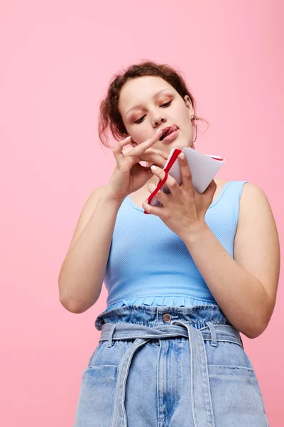 Portrait d'une femme dans un T-shirt bleu avec un bloc-notes rouge et un stylo d'émotions gros plan inaltéré — Photo