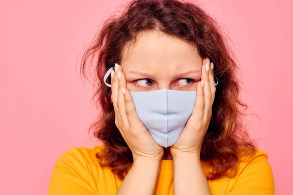 Mujer bonita máscara médica protectora diversión posando moda recortada vista inalterada —  Fotos de Stock