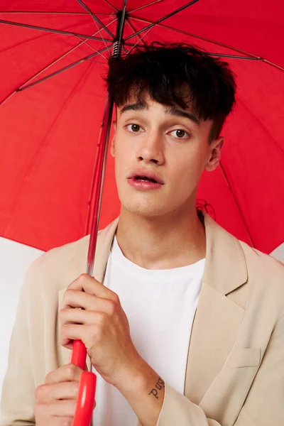 ハンサムな男の手の中に傘を保持ファッションライトの背景を変更されていない — ストック写真