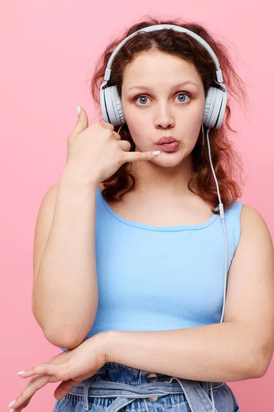 Jolie femme avec écouteurs divertissement musique émotion inchangée — Photo