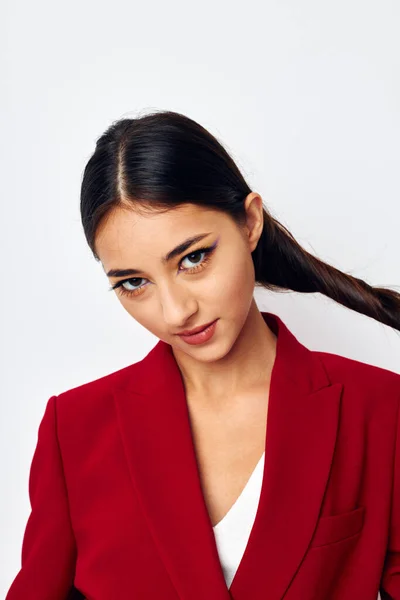 Porträtt vacker kvinna ljus makeup röd jacka poserar studio modell oförändrad — Stockfoto