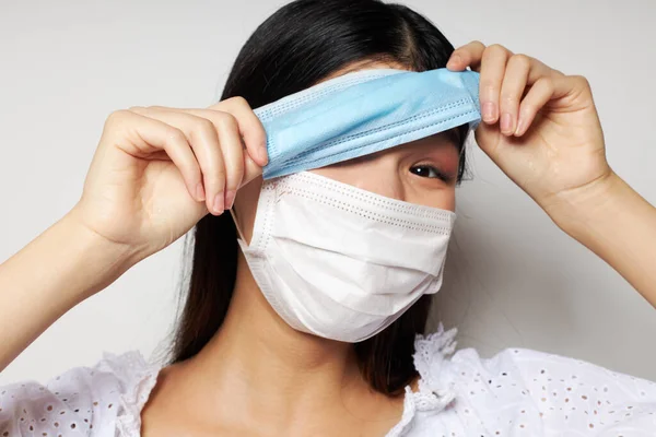 Γυναίκα με ασιατική εμφάνιση δύο ιατρικές μάσκες στο κεφάλι προστασία Lifestyle αμετάβλητη — Φωτογραφία Αρχείου