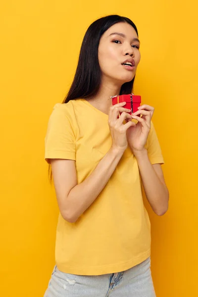 Kvinna med asiatiskt utseende i en gul t-shirt semester gåva känslor Livsstil oförändrad — Stockfoto