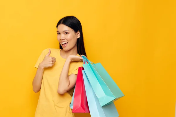 Vrouw met aziatische verschijning mode winkelen poseren geïsoleerde achtergrond ongewijzigd — Stockfoto