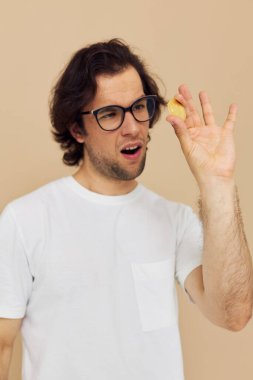 Çekici erkek duyguları kripto para birimi finansmanı yakın plan bej arka plan