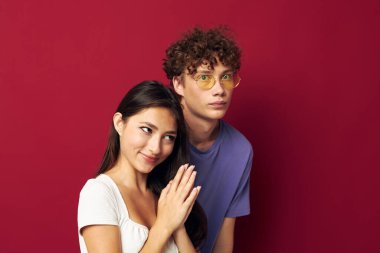 İyi adam ve kız el hareketi eğlenceli arkadaşlık izole edilmiş arka plan