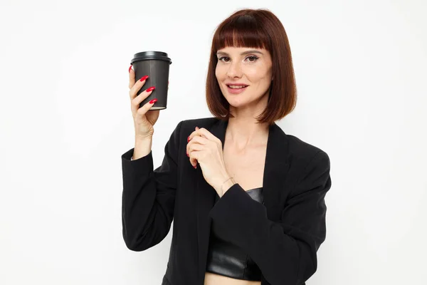 Vacker kvinna i svart kostym en mugg med en drink charm livsstil oförändrad — Stockfoto