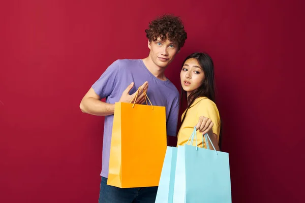 Teenagers shopping bags in hand isolated background unaltered — Stockfoto