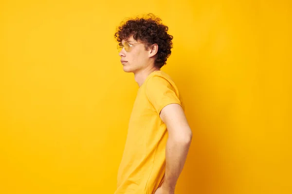 Tipo con pelo rizado rojo gafas de estilo juvenil estudio casual desgaste amarillo fondo inalterado — Foto de Stock