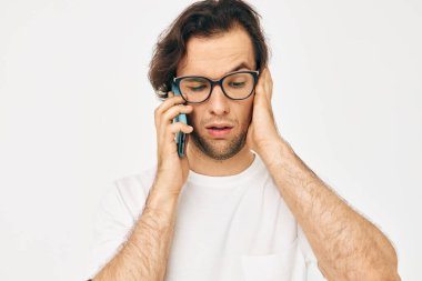 Çekici adam telefon iletişimi el hareketi hafif arka plan