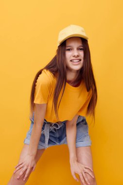 Genç ve güzel bir kadın el hareketleri yaz tarzı izole edilmiş arka plan