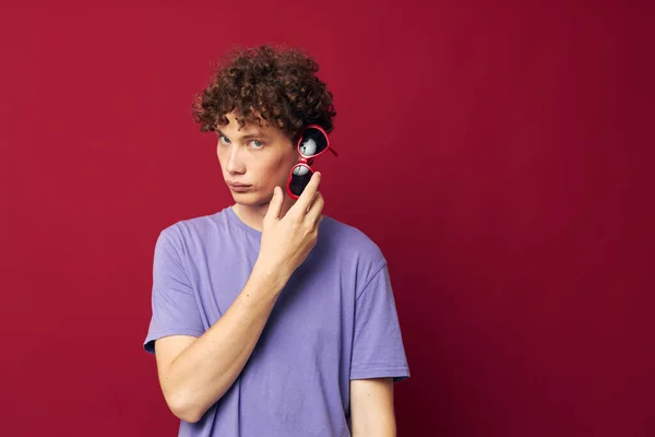 Chico con pelo rizado rojo peine cuidado del cabello posando fondo aislado — Foto de Stock