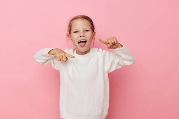 Portret van gelukkig lachend kind meisje gebaar handen emoties grimas geïsoleerde achtergrond — Stockfoto