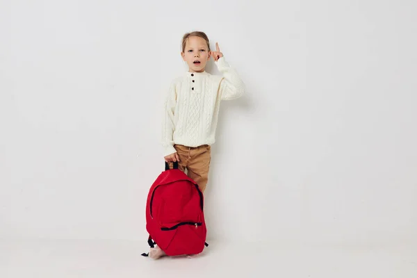 Niña escuela rojo mochila posando aislado fondo — Foto de Stock