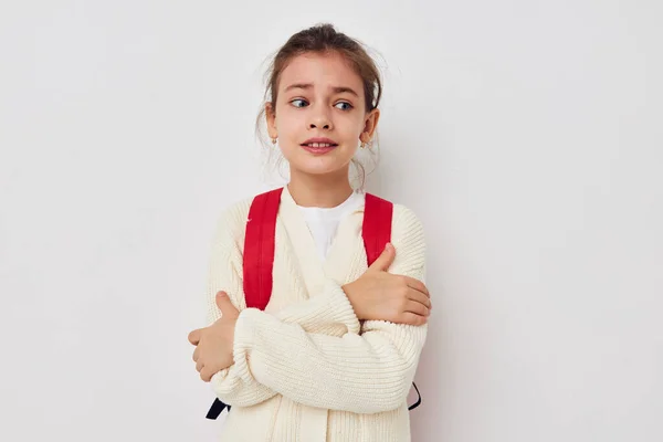 Colegiala con mochila roja posando fondo aislado — Foto de Stock