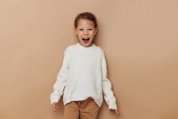 Маленькая девочка детские эмоции стиль веселое детство без изменений — стоковое фото