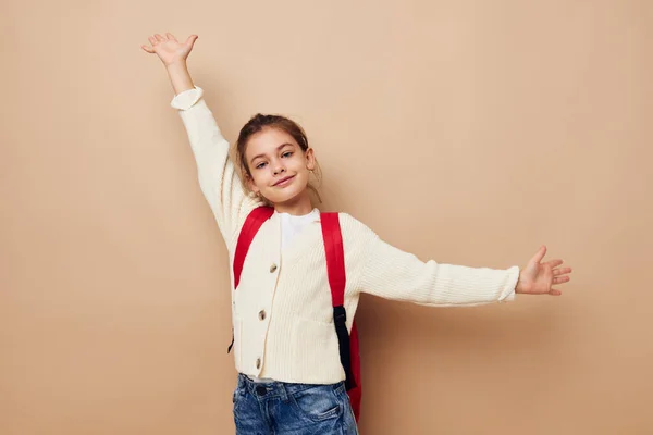 Niña bonita colegiala con mochila roja posando estilo de vida inalterado —  Fotos de Stock