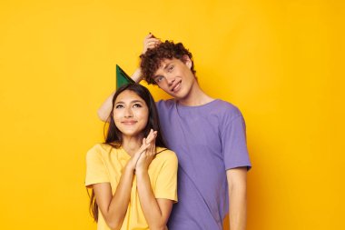 Sevgili ve sevgili arkadaşlığı doğum günü tatili sarı arka plan