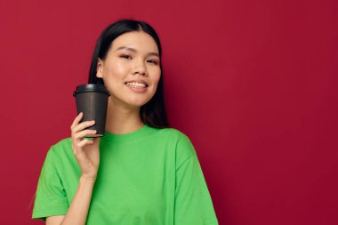 Güzel esmer tebessüm yeşil tişört siyah tek kullanımlık fincanlar değiştirilmemiş model