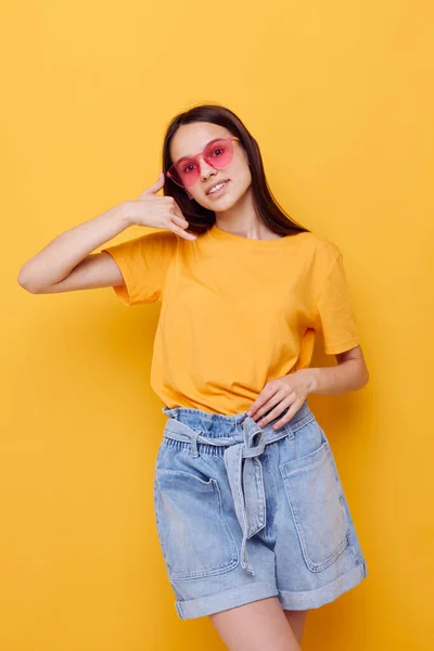 Foto vacker flicka mode i gul t-shirt denim shorts isolerad bakgrund — Stockfoto
