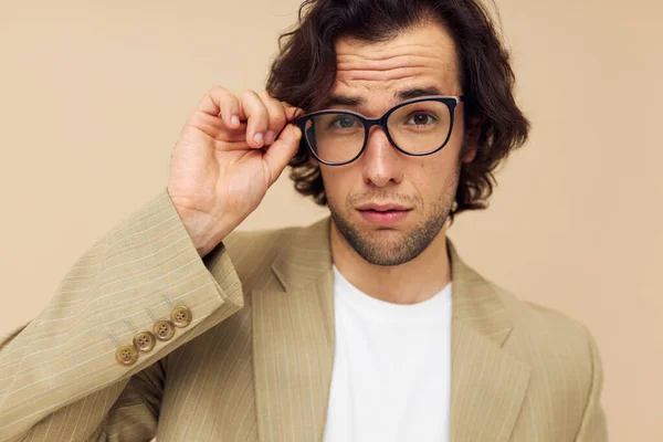 Hombre guapo en un traje posando emociones usar gafas aislado fondo — Foto de Stock