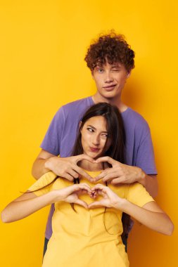 Gençler gündelik giysiler, duygular, tuhaf davranışlar, değişmemiş sarı arka plan.