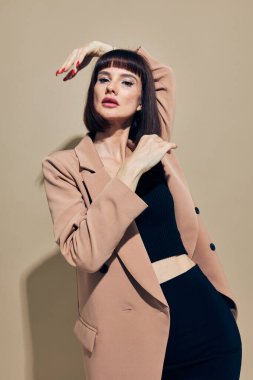 Çekici bir kadın, kısa saçlı, el kol hareketleri yapan, izole bir geçmişi olan.