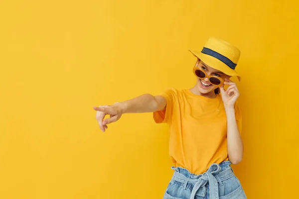 Ung kvinna i en gul hatt Ungdom stil casual slitage i solglasögon isolerad bakgrund — Stockfoto