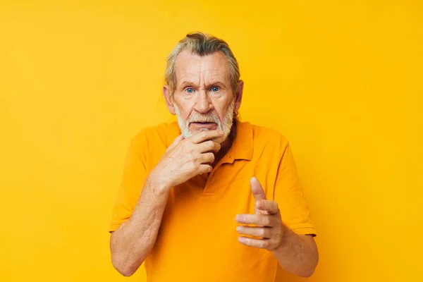 Viejo hombre mano gesto gris barba divertido aislado fondo —  Fotos de Stock