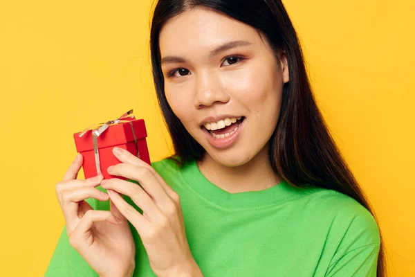 年轻的亚洲女人穿着绿色T恤，头戴小礼品盒，生活时尚不变，迷人极了 — 图库照片