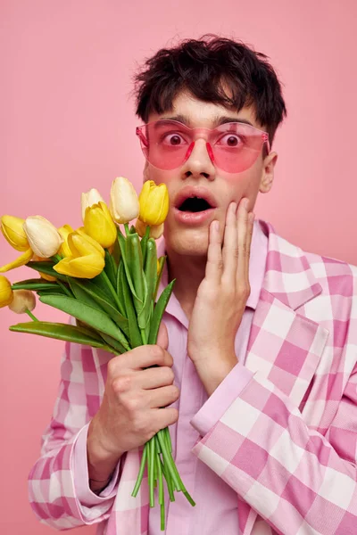 Um jovem homem rosa xadrez blazer moda estilo moderno isolado fundo inalterado — Fotografia de Stock