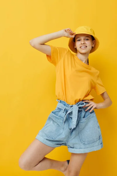 Mode jeune femme optimiste en t-shirt jaune posant mode au panama Lifestyle inchangé — Photo