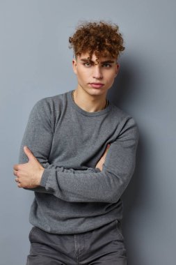 Gri sweatshirt 'lü şık bir adam. Moda stüdyosu izole edilmiş.