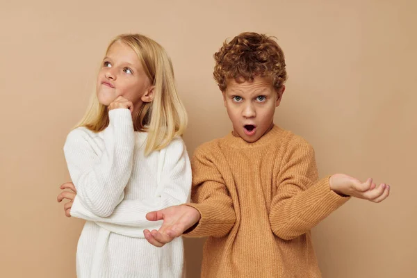 Kleine jongen en meisje knuffel entertainment poseren vriendschap Lifestyle ongewijzigd — Stockfoto