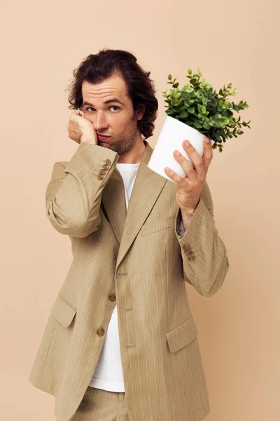 Pohledný muž s květináčem v jeho rukou klasický styl izolované pozadí — Stock fotografie