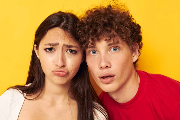 Portrait d'un homme et d'une femme Amitié posant câlins ensemble fond jaune inaltéré — Photo