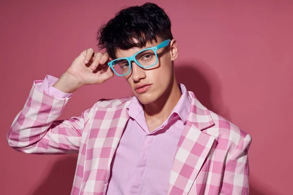 Молодий чоловік модні окуляри рожевий блейзер позує студію рожевий фон незмінний — стокове фото