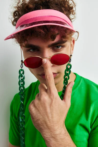 Homem atraente moda posando com óculos isolados fundo — Fotografia de Stock