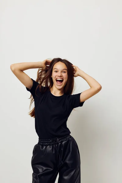 Молода жінка в чорній футболці жест руки весело Життя незмінне — стокове фото