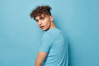 Moda özgüveni pozu veren yakışıklı genç bir adam.