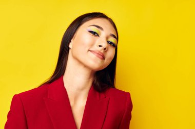 Güzel, esmer, kırmızı ceketli, modadan soyutlanmış arka plan değiştirilmemiş.