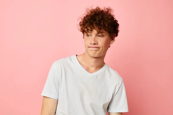 Guy with red curly hair posing youth style white t-shirt isolated background unaltered — Stockfoto