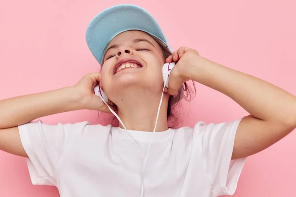 Chica bastante joven con auriculares posando emociones fondo aislado — Foto de Stock