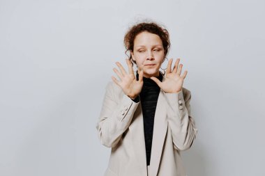 Güzel kadın şık takım elbise stüdyo ışık arka planı değiştirilmemiş