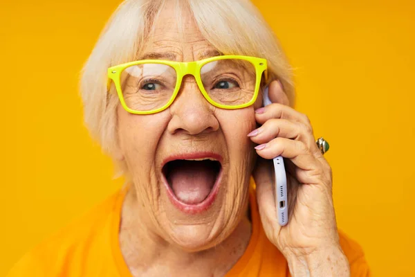 Портрет старой дружелюбной женщины весело разговаривающей по телефону технологии — стоковое фото