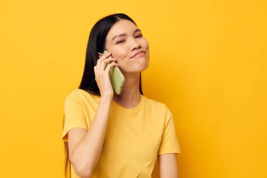 Güzel esmer telefon iletişimi eğlenceli. İzole edilmiş arkaplan kullan, değiştirilmemiş.