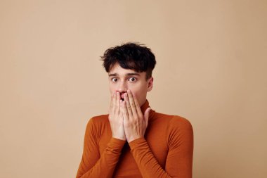 Kahverengi süveter giyen yakışıklı adam kendine güvenen moda yaşam tarzını değiştirmemiş.