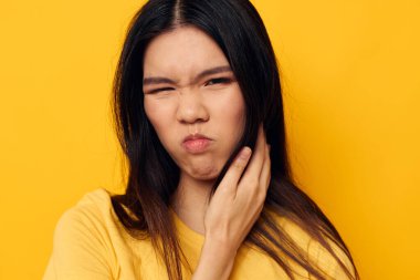 Çekici genç Asyalı kadın duyguları sorun yaratıyor. Stüdyo modeli değişmedi.